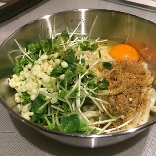 魚粉がアクセントの釜玉うどん